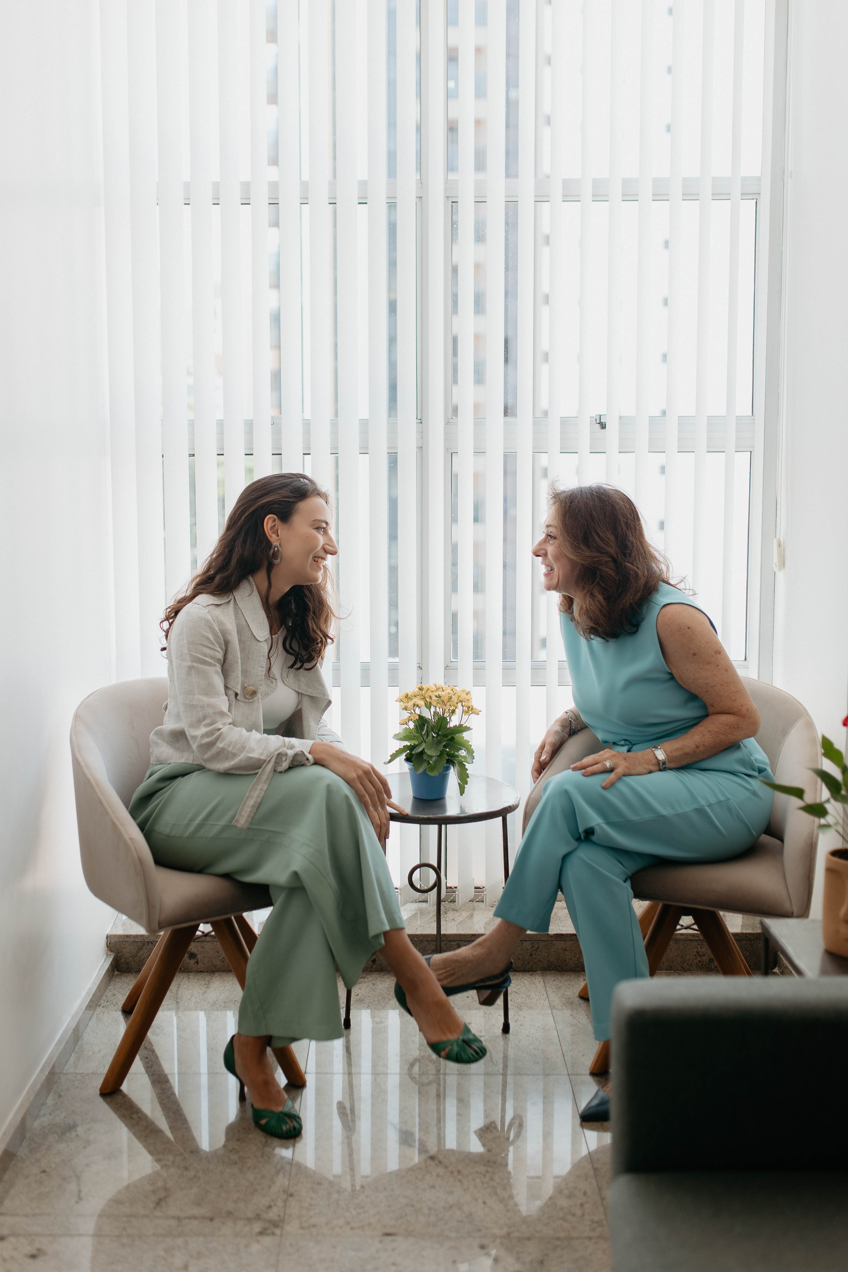 Dra. Julia e Dra. Esther Bianchini conversando no consultório