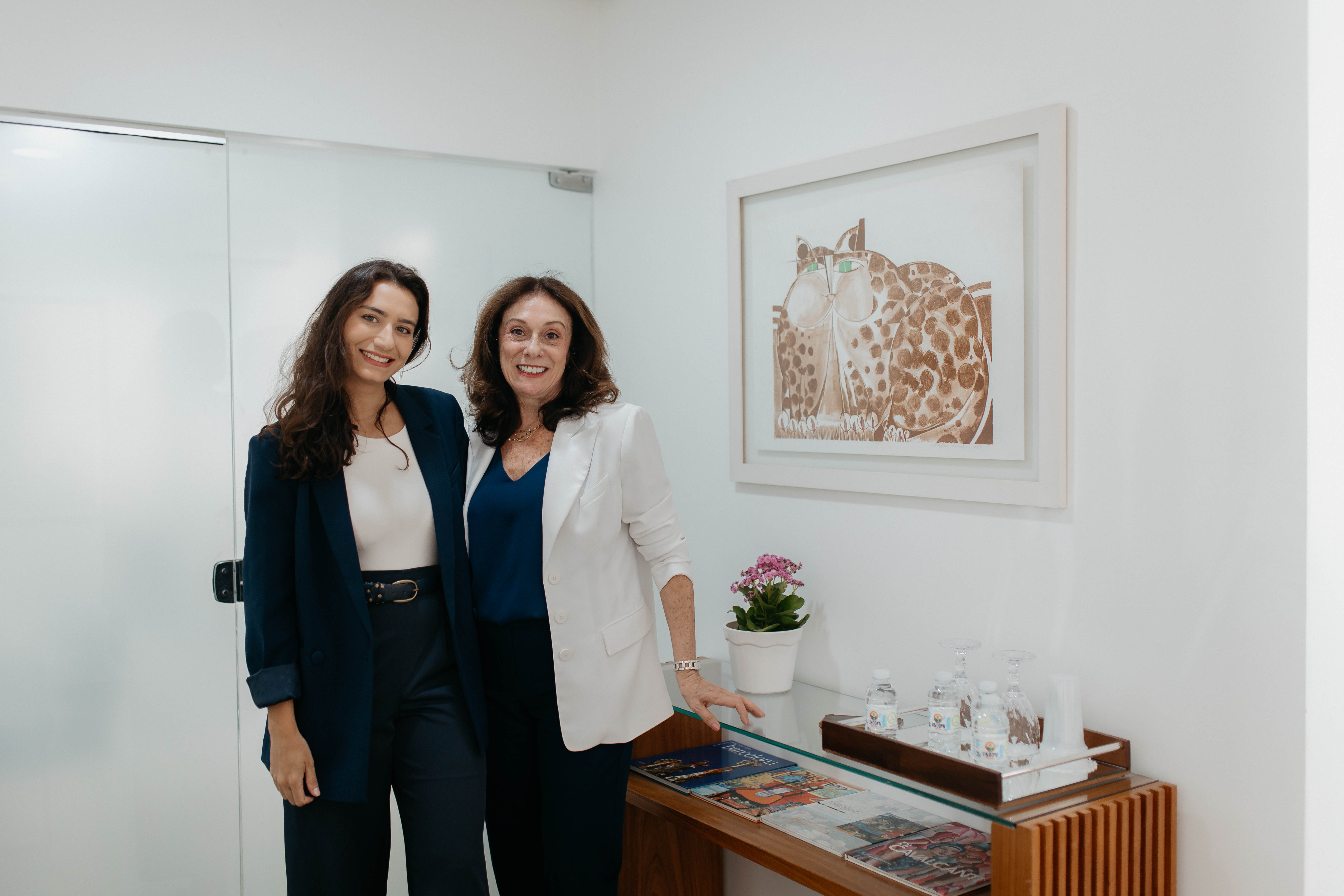 Dra. Julia e Dra. Esther Bianchini juntas no consultório